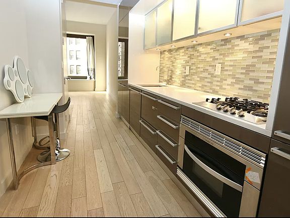 4th image of 75 Wall St APT 18I