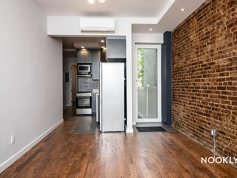 1553 De Kalb Ave #1R — Photo 3