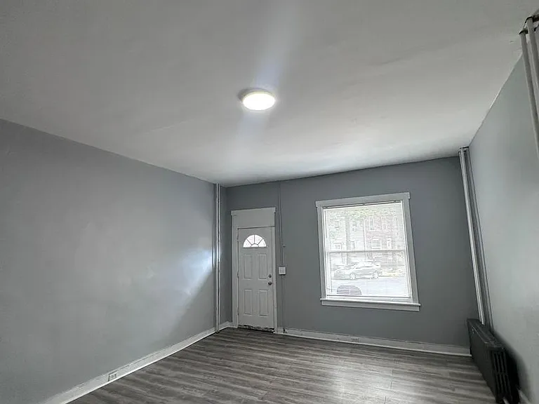 344 S 7th St — Photo 2