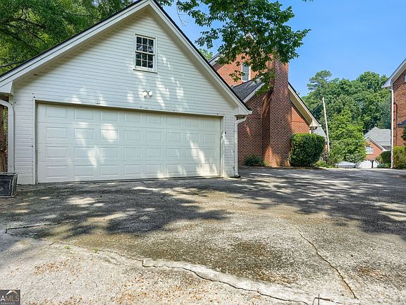 2nd image of 3115 Queens Walk NE