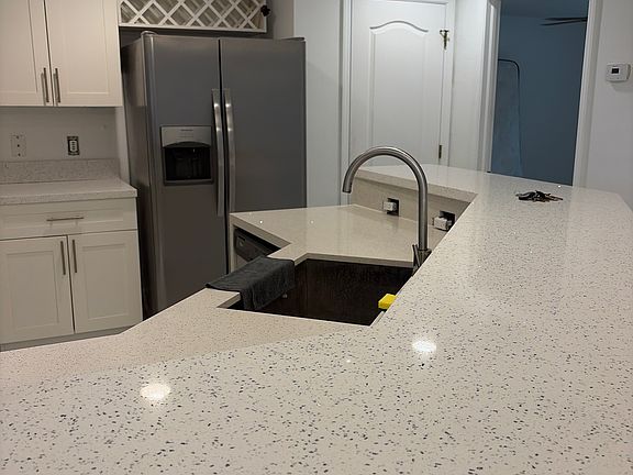 4th image of 368 Parkdale Blvd #2