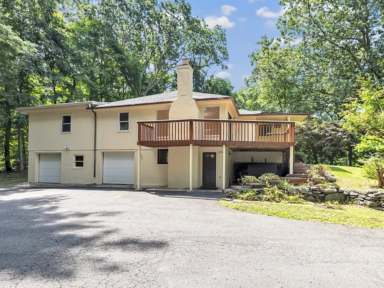 21 Old Redding Rd — Photo 3