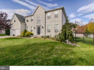 8 Lansbury Cir, Hainesport, NJ 08036