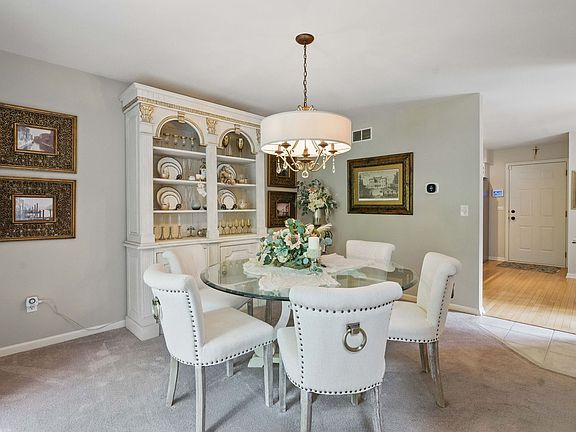 5th image of 36 Lakewood Cir
