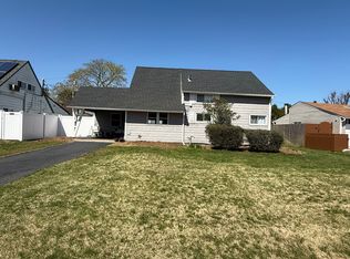168 Red Maple Dr E, Levittown, NY 11756