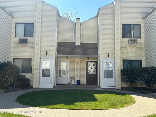 127 Stack Dr, Staten Island, NY 10312