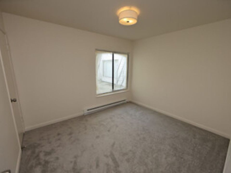 1st image of 324 32nd Ave #3