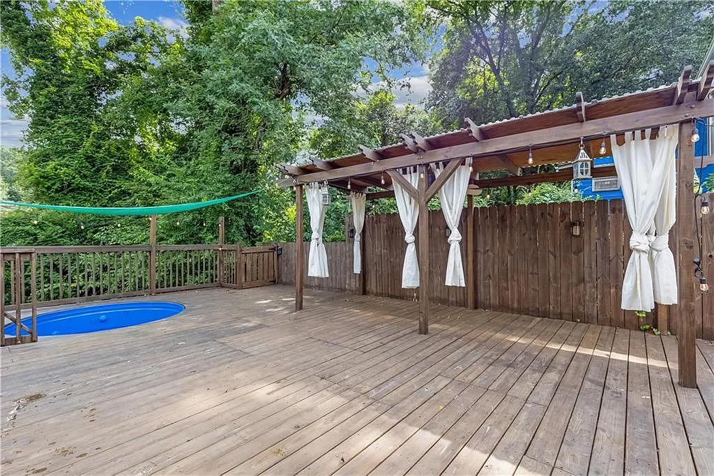 4 bed, 2.0 bath, 1274 sqft, $2,650 — Photo 2