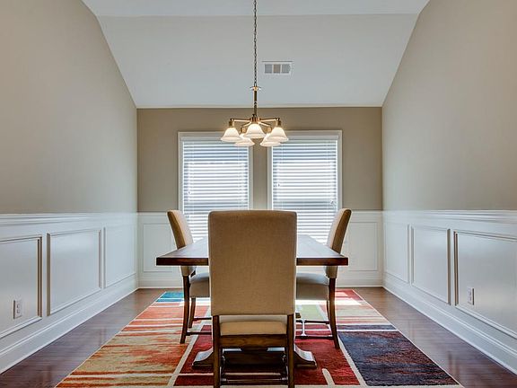 3rd image of 237 Blackthorn Dr