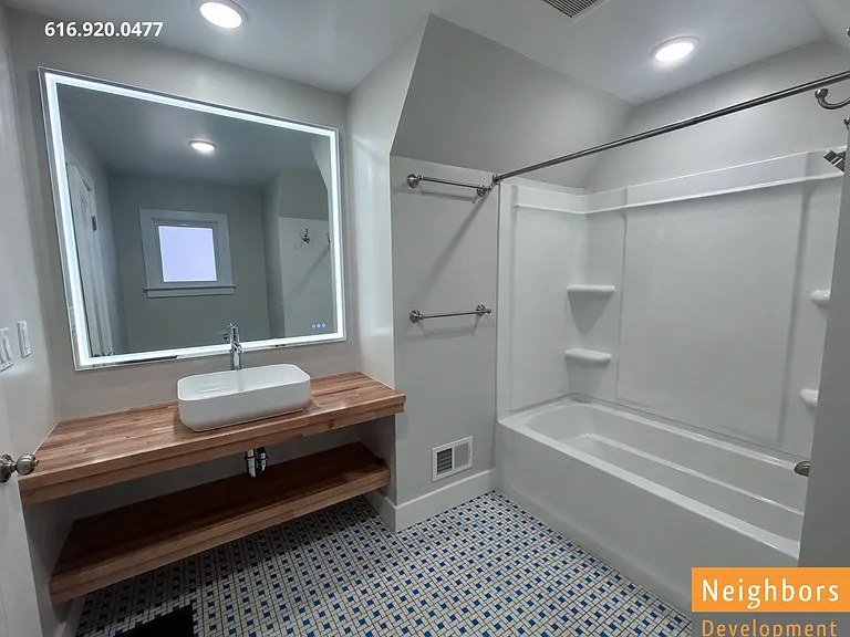 2390 Crestview Dr SW — Photo 17