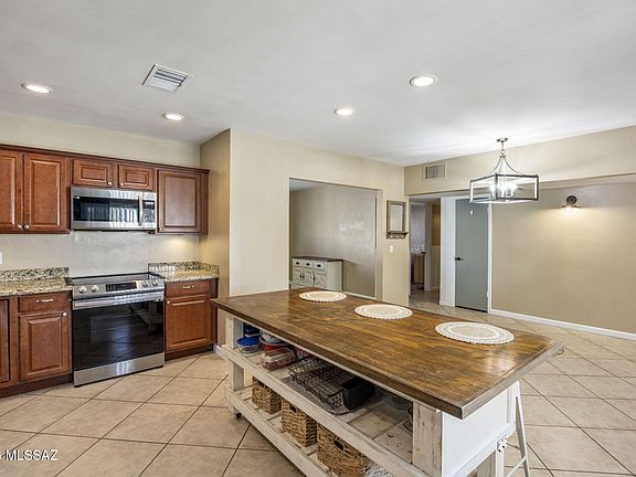 3rd image of 656 W Ivanhoe St
