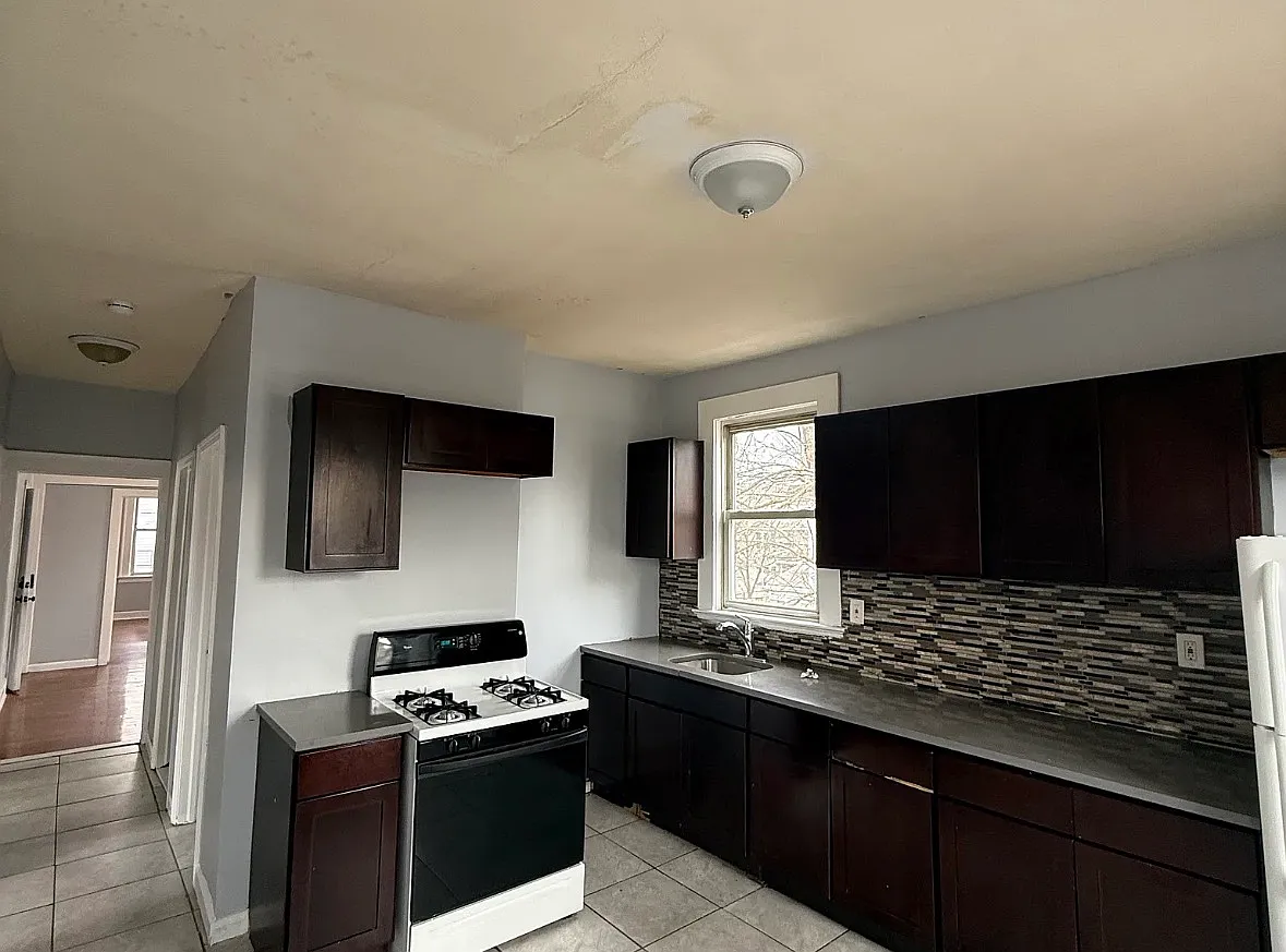 3 bed, $1,900 — Photo 2