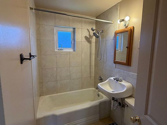 2nd image of 2041 Vine Ave APT 1