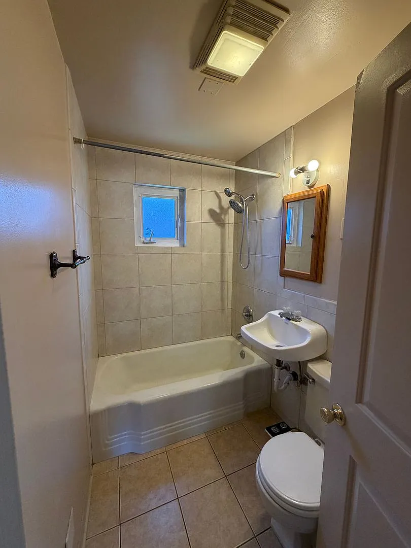 Building Photo - 2041 Vine Ave #1