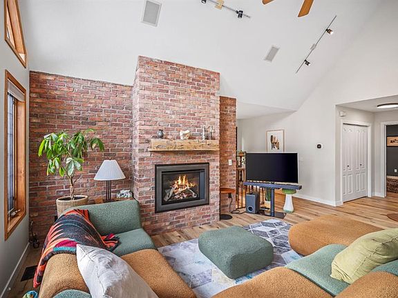 3rd image of 108 S Lougheed Cir