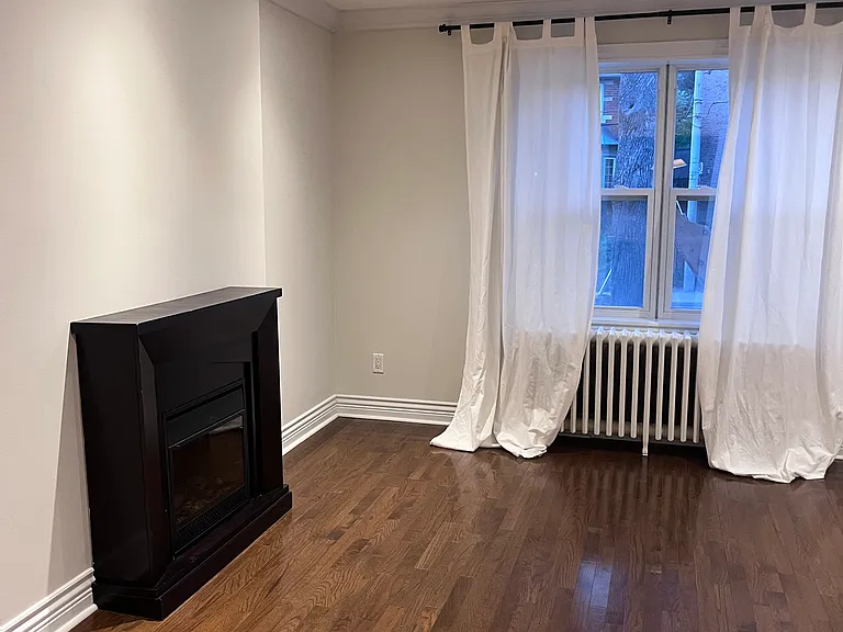 65 Burnaby Blvd — Photo 2