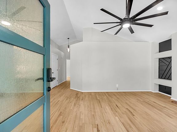 3rd image of 1016 Summit Dr