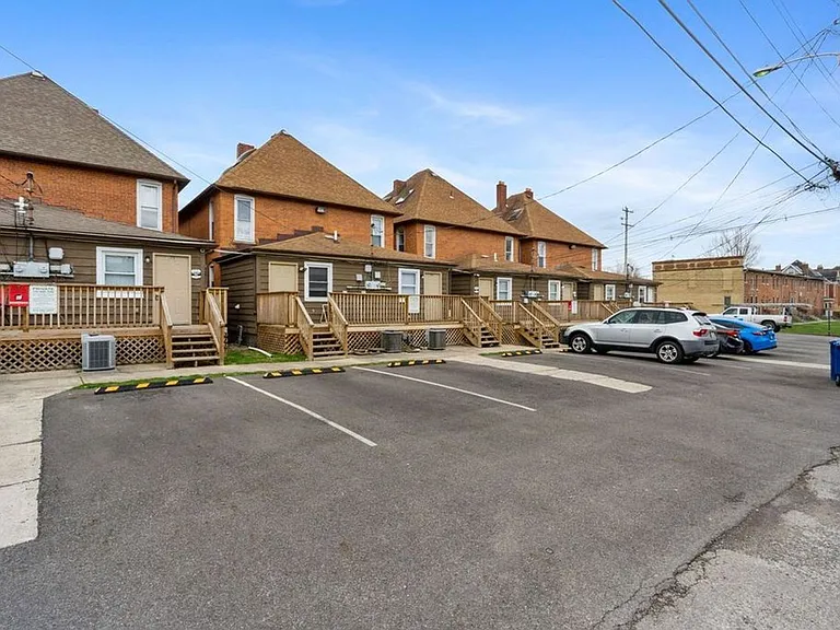 1373 Indianola Ave — Photo 28
