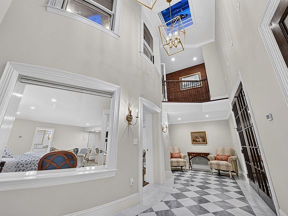 5th image of 414 Beacon St APT 5