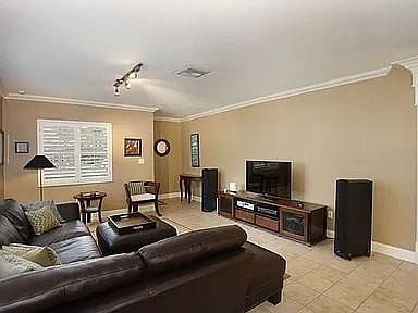 3rd image of 414 Navarre Ave