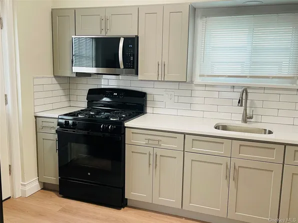 16 Evergreen Dr APT 1, Lindenhurst, NY 11757