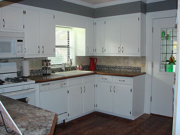 3rd image of 115 W Bryan Ave