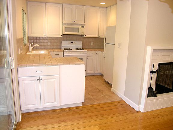 3rd image of 331 Waverley St APT 2