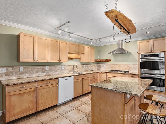 5th image of 6 Star Berry Ln