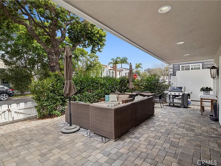 618 Acacia Ave — Photo 3