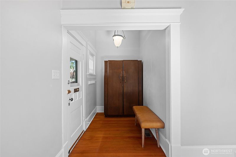 4th image of 2524 Franklin Street
