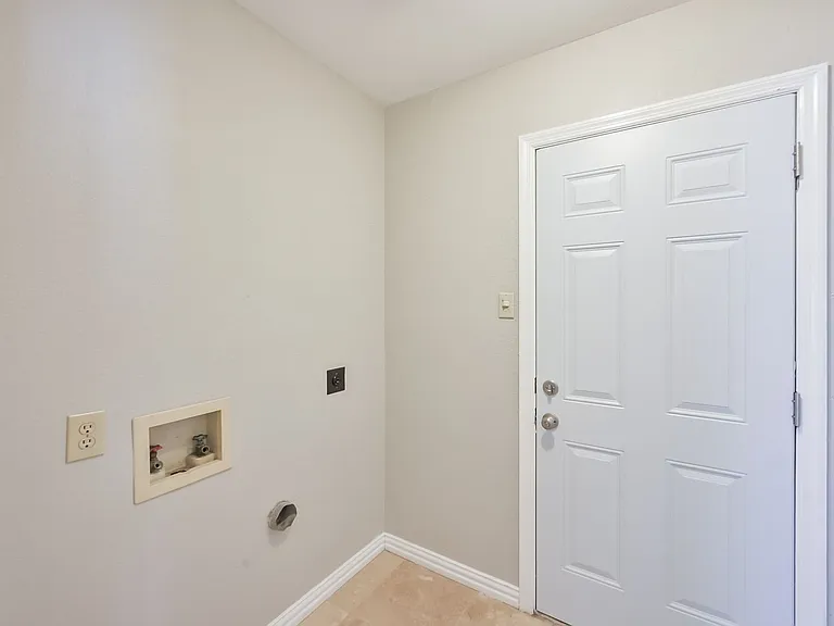 1521 Stratford Dr — Photo 36