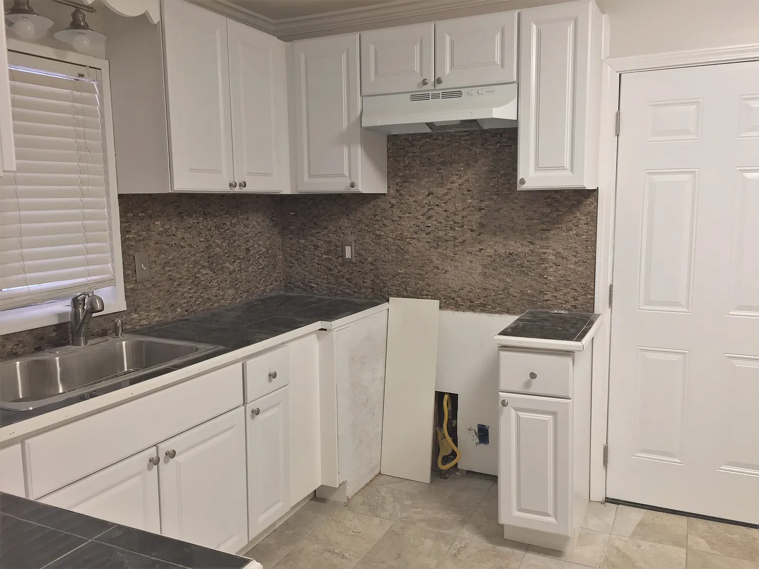 3 bed, 1.5 bath, 1092 sqft, $1,695 — Photo 3