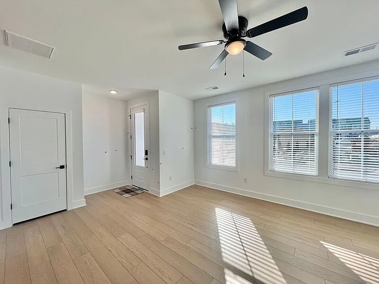 1533 Patchings Ln — Photo 2