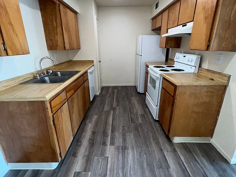 Tanglewood Apartments — Photo 7