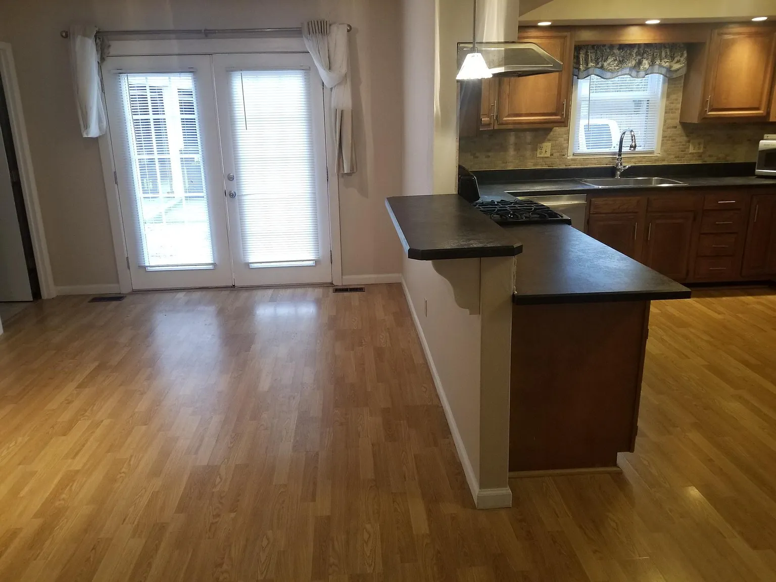 3 bed, 1200 sqft, $1,400 — Photo 4