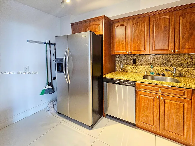 100 Bayview Dr #722 — Photo 6
