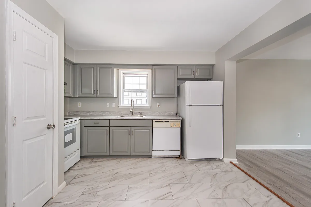 Building Photo - 294 Paxton St #2