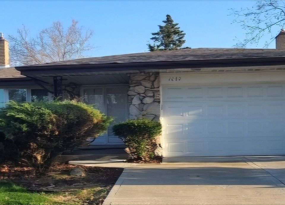 1st image of 1009 E 171st St