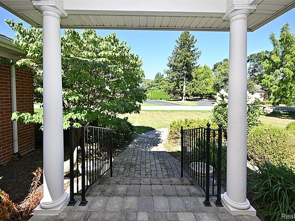 3rd image of 3851 Carriage Rd
