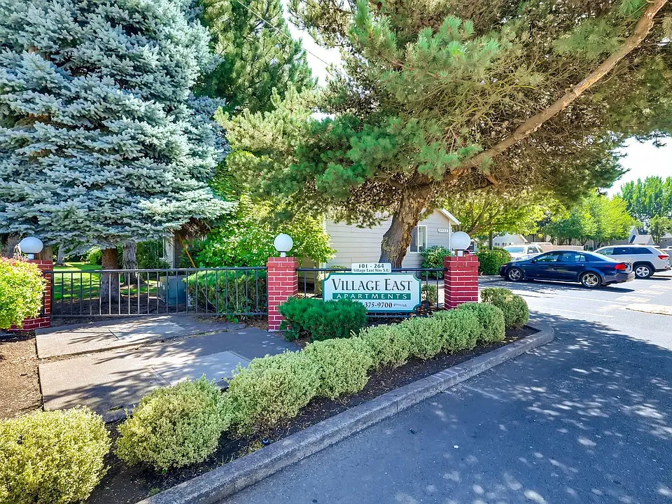 108 Village East Way SE
