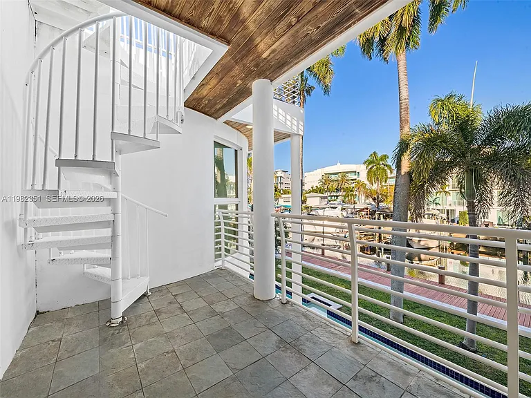 450 Victoria Ter — Photo 31