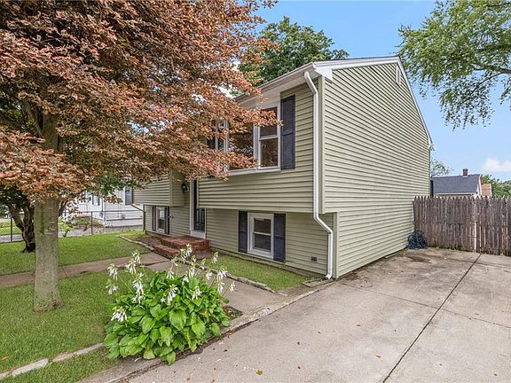 3rd image of 34 Queen St