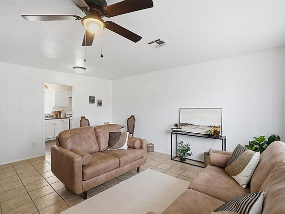 4th image of 1016 E Pecan St