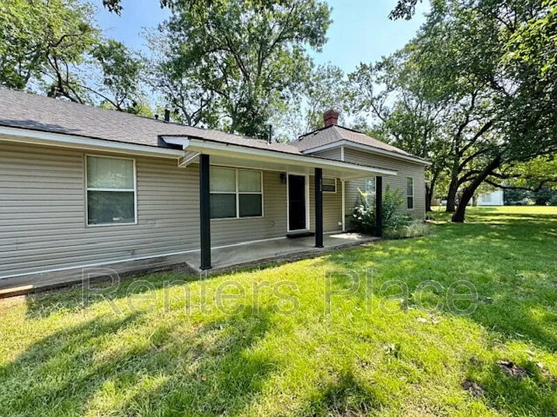 3 bed, 1.0 bath, 1100 sqft, $1,195 — Photo 2