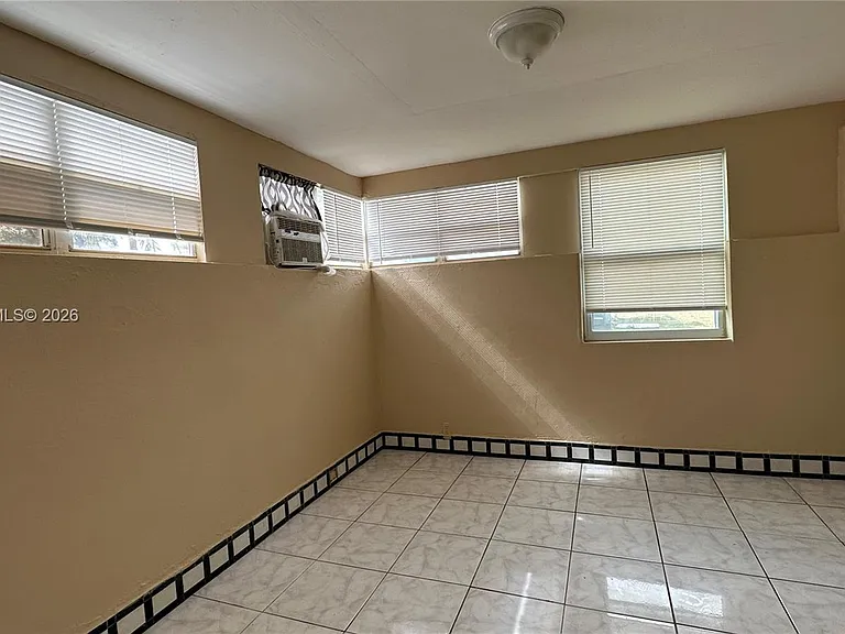 1701 NW 13th St — Photo 4