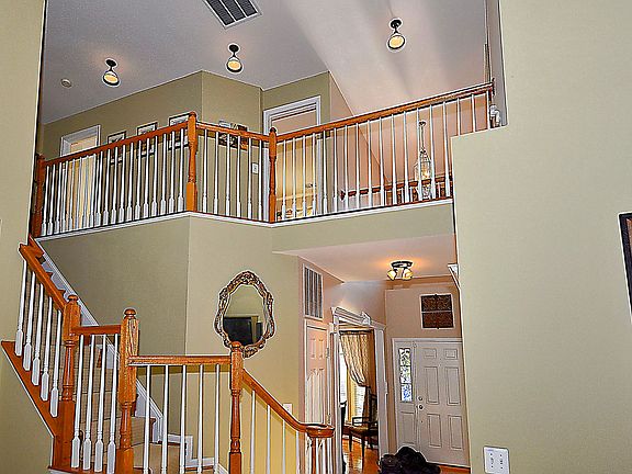 4th image of 701 Sentinel Dr NE