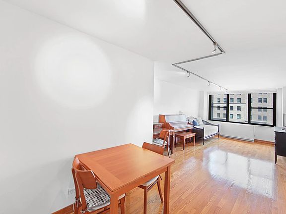 4th image of 301 E 79th St APT 12D
