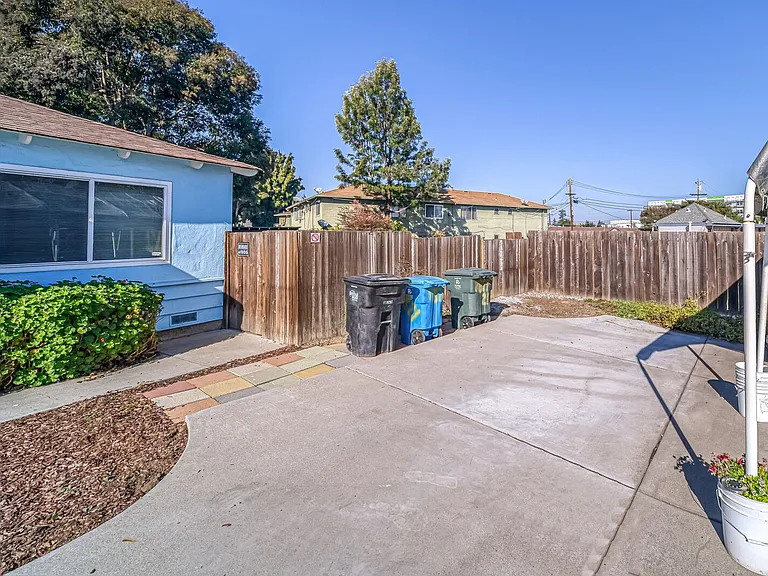 1821 Woodland Ave — Photo 1