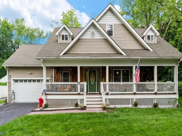 13 Brandt Ln, Bloomingdale Boro, NJ 07403