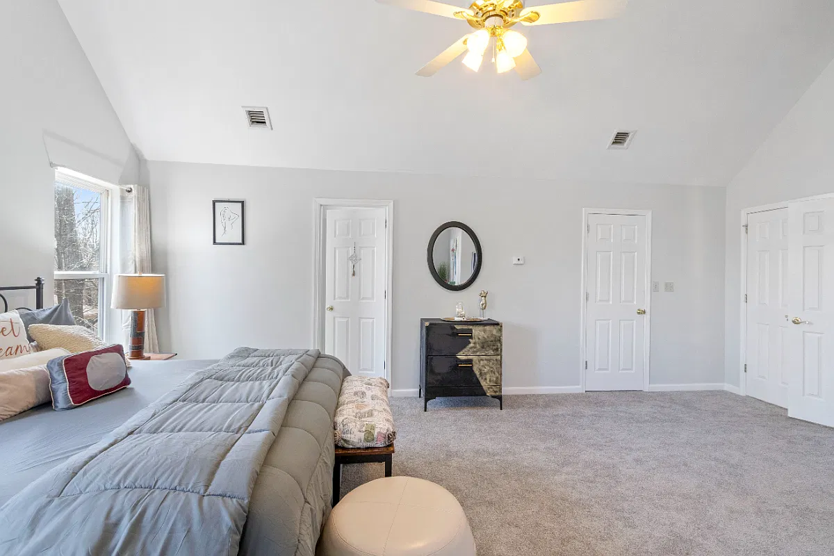 4 bed, 2.5 bath, 2940 sqft, $4,500 — Photo 3
